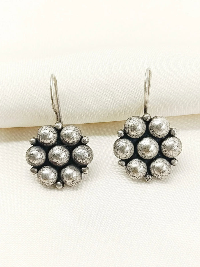 Hansika Plain Oxidized Earcuff